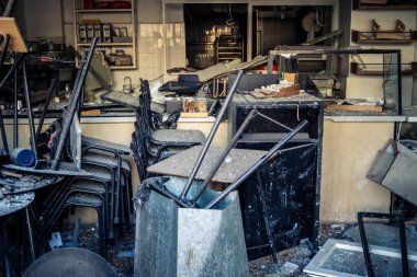 Tel Aviv, İsrail, 1 Mart 2026. Tel Aviv şehir merkezindeki bir füze saldırısından bir gün sonra belediye çalışanları ve sakinleri enkaz ve cam kırıkları arasında meydana gelen hasarları değerlendirerek bölgede güvenlik çemberi oluşturulmaya başlandı..