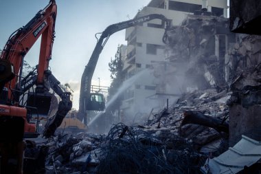 Tel Aviv, İsrail, 1 Mart 2026 İnşaat vinçleri ve ağır ekipmanlar roketle vurulan çok dengesiz bir apartmanı yıkmaya çalışıyorlar. Merkez Tel Aviv 'deki yapısal güvenlik riskleri nedeniyle alan temizleniyor..