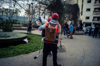 Tel Aviv, İsrail, 1 Mart 2026. Mahvolmuş bir apartmanın yıkılışına tanıklık etmek için sokakta toplanan komşular ve seyirciler. Şehir merkezindeki bir füze saldırısıyla harap olmuş bir apartman dairesinin içindeki manzara.