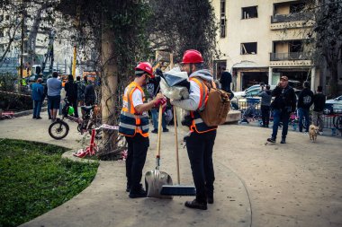 Tel Aviv, İsrail, 1 Mart 2026 Şehir Yıkımı nedeniyle taşınan vatandaşlar için lojistik ve birincil yardım organizasyonu yapan gönüllüler. Olay yeri, Tel Aviv 'deki sivil kurtarma ve destek operasyonlarının boyutlarını belgeliyor..