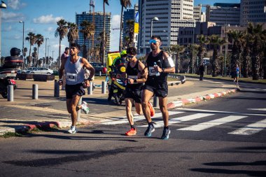 Tel Aviv, İsrail, 27 Şubat 2026 Binlerce sporcu ve maraton koşucusu Akdeniz kıyısı boyunca düzenlenen yıllık uluslararası yarış sırasında şehrin sokaklarında yarışıyor..