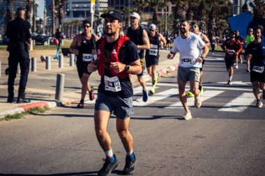 Tel Aviv, İsrail, 27 Şubat 2026 Binlerce sporcu ve maraton koşucusu Akdeniz kıyısı boyunca düzenlenen yıllık uluslararası yarış sırasında şehrin sokaklarında yarışıyor..