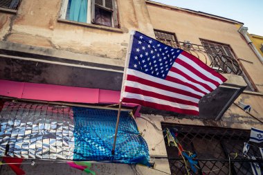 Tel Aviv, İsrail, 2 Mart 2026 Purim süsleri boş sokaklarda asılı. Gelenek ve güvenlik alarmının bu görsel paradoksu, kısıtlama altındaki bir kutlamayı vurguluyor. 2026 şenliği şehir genelinde firar ve kapalı dükkanlarda kutlandı.