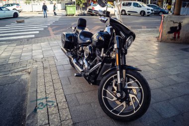 Tel Aviv, İsrail, 2 Mart 2026 Harley Davidson 107 motosikleti kapalı perakende mağazalarının önünde. Sakin bir iş bölgesinde kentsel durgunluğa karşı mekanik güç.
