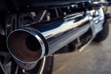 Tel Aviv, İsrail, 2 Mart 2026 Harley Davidson 107 motosikleti kapalı perakende mağazalarının önünde. Sakin bir iş bölgesinde kentsel durgunluğa karşı mekanik güç.