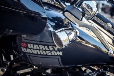 Tel Aviv, İsrail, 2 Mart 2026 Harley Davidson 107 motosikleti kapalı perakende mağazalarının önünde. Sakin bir iş bölgesinde kentsel durgunluğa karşı mekanik güç.