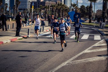 Tel Aviv, İsrail, 27 Şubat 2026 Yıllık maraton boyunca büyük bir koşucu topluluğu sokaklarda yarışıyor, binlerce katılımcı büyük spor etkinliğine katılıyor, kentsel yarış belgeleri ve yayın fotoğrafçılığı.
