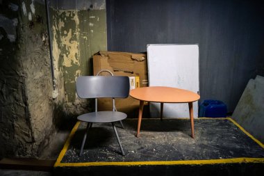 Tel Aviv, İsrail, 3 Mart 2026 İsrailli siviller ve yabancı turistler halka açık bir yeraltı sığınağında roket alarm sirenlerinden sonra oturup bekliyorlar..