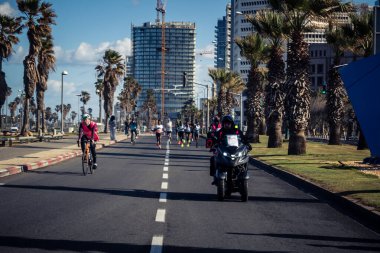 Tel Aviv, İsrail, 27 Şubat 2026 Yıllık maraton boyunca sokaklarda yarışan binlerce katılımcı Tel Aviv 'deki büyük spor etkinliğine katıldı..