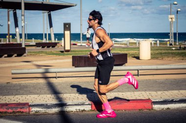 Tel Aviv, İsrail, 27 Şubat 2026 Yıllık maraton boyunca sokaklarda yarışan binlerce katılımcı Tel Aviv 'deki büyük spor etkinliğine katıldı..