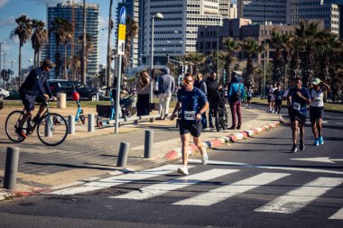 Tel Aviv, İsrail, 27 Şubat 2026 Yıllık maraton boyunca sokaklarda yarışan binlerce katılımcı Tel Aviv 'deki büyük spor etkinliğine katıldı..