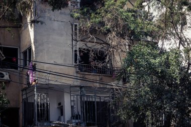 Tel Aviv, İsrail, 4 Mart 2026 Yapısal hasar, saldırı sonrasında bina yıkımı ve bir füze çarpması sonrası yıkımı gösteren özel bir dairenin iç görünümü. Görüntü, sivil evlerdeki hasarı belgeliyor.