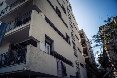 Tel Aviv, İsrail, 4 Mart 2026 Yapısal hasar, saldırı sonrasında bina yıkımı ve bir füze çarpması sonrası yıkımı gösteren özel bir dairenin iç görünümü. Görüntü, sivil evlerdeki hasarı belgeliyor.