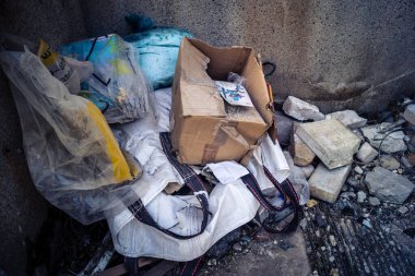 Tel Aviv, İsrail, 4 Mart 2026 Yapısal hasar, saldırı sonrasında bina yıkımı ve bir füze çarpması sonrası yıkımı gösteren özel bir dairenin iç görünümü. Görüntü, sivil evlerdeki hasarı belgeliyor.