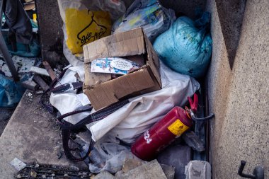 Tel Aviv, İsrail, 4 Mart 2026 Yapısal hasar, saldırı sonrasında bina yıkımı ve bir füze çarpması sonrası yıkımı gösteren özel bir dairenin iç görünümü. Görüntü, sivil evlerdeki hasarı belgeliyor.