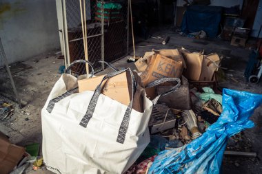 Tel Aviv, İsrail, 4 Mart 2026 Yapısal hasar, saldırı sonrasında bina yıkımı ve bir füze çarpması sonrası yıkımı gösteren özel bir dairenin iç görünümü. Görüntü, sivil evlerdeki hasarı belgeliyor.