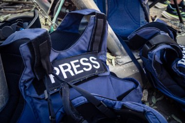 Tel Aviv, İsrail, 4 Mart 2026 Savaş Miğferleri ve kurşun geçirmez yelekler bir füze saldırısının yaşandığı yerde basın ve güvenlik personeli için işaretlenmişti..