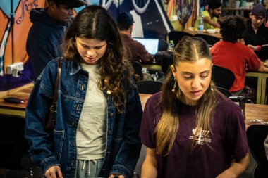 Tel Aviv, İsrail, 5 Mart 2026 genç İsrailli gönüllüler yerel bir dağıtım merkezinde insani yardım kutuları oluşturup paketlediler. Çocuklar için gıda ve eşyalar da dahil olmak üzere erzaklar, yerlerinden edilen siviller ve mülteciler için hazırlanmaktadır.