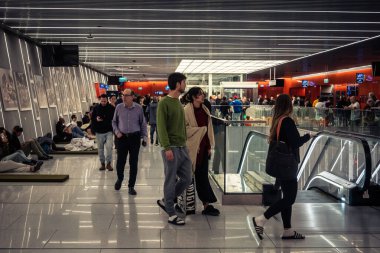 Tel Aviv, İsrail, 5 Mart 2026 'da vatandaşlar Tel Aviv metro istasyonunun güçlendirilmiş yeraltı katlarında güvenlik önlemleri alınarak bomba sığınağına dönüştürülmesini bekliyorlar. Siviller yürüyen merdivenlerin yanında toplanır ve İbranice işaretleri takip ederek sa 'yı korurlar.