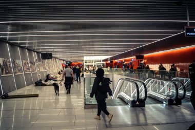 Tel Aviv, İsrail, 5 Mart 2026 'da vatandaşlar Tel Aviv metro istasyonunun güçlendirilmiş yeraltı katlarında güvenlik önlemleri alınarak bomba sığınağına dönüştürülmesini bekliyorlar. Siviller yürüyen merdivenlerin yanında toplanır ve İbranice işaretleri takip ederek sa 'yı korurlar.