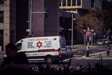 Tel Aviv, İsrail, 6 Mart 2026 Magen David Adom (MDA) ambulansı Tel Aviv, İsrail sokaklarında acil durum ışıklarıyla yol alıyor. Kentsel acil servis sahnesi.
