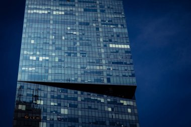 Tel Aviv, İsrail, 6 Mart 2026 modern şehir silueti ve şehir mimarisi geniş bir bakış açısı. Şehir manzarası Akdeniz metropolünün hızlı gelişimini ve Hitech atmosferini gösteriyor.