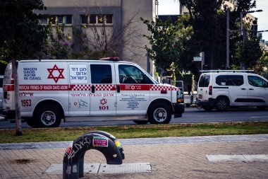 Tel Aviv, İsrail, 6 Mart 2026 Magen David Adom (MDA) ambulansı Tel Aviv, İsrail sokaklarında acil durum ışıklarıyla yol alıyor. Kentsel acil servis sahnesi.