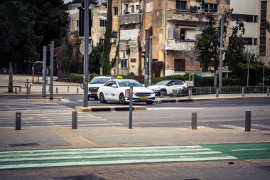 Tel Aviv, İsrail, 7 Mart 2026 Tel Aviv 'de arabalar, otobüsler ve ulaşım altyapısı içeren yoğun şehir trafiği.