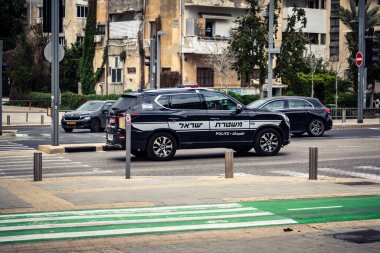 Tel Aviv, İsrail, 7 Mart 2026 Resmi polis aracı Tel Aviv kentsel çevresindeki kamu güvenliği ve emniyet güçlerini güvence altına alıyor.
