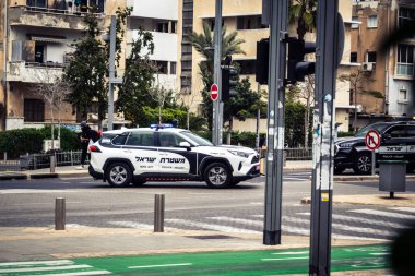 Tel Aviv, İsrail, 7 Mart 2026 Resmi polis aracı Tel Aviv kentsel çevresindeki kamu güvenliği ve emniyet güçlerini güvence altına alıyor.