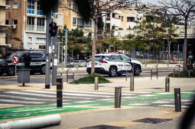 Tel Aviv, İsrail, 7 Mart 2026 Resmi polis aracı Tel Aviv kentsel çevresindeki kamu güvenliği ve emniyet güçlerini güvence altına alıyor.