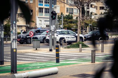 Tel Aviv, İsrail, 7 Mart 2026 Resmi polis aracı Tel Aviv kentsel çevresindeki kamu güvenliği ve emniyet güçlerini güvence altına alıyor.