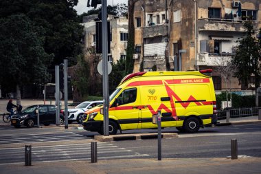 Tel Aviv, İsrail, 7 Mart 2026 Tel Aviv sokaklarında görev yapan tıbbi bir acil durum aracı kritik sağlık lojistiği sağlıyor..