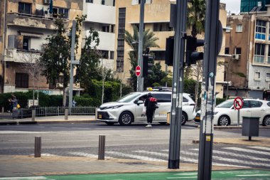 Tel Aviv, İsrail, 7 Mart 2026 Tel Aviv 'de arabalar, otobüsler ve ulaşım altyapısı içeren yoğun şehir trafiği.