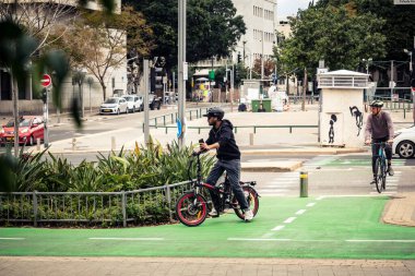 Tel Aviv, İsrail, 7 Mart 2026 İsrail 'de sürdürülebilir kentsel ulaşım altyapısı kullanan bir kişi.