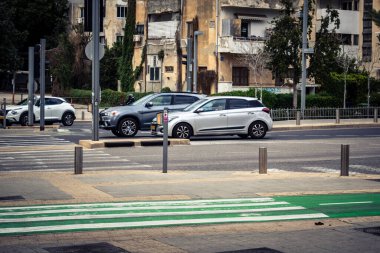 Tel Aviv, İsrail, 7 Mart 2026 Tel Aviv 'de arabalar, otobüsler ve ulaşım altyapısı içeren yoğun şehir trafiği.