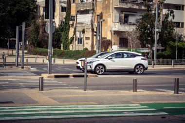 Tel Aviv, İsrail, 7 Mart 2026 Tel Aviv 'de arabalar, otobüsler ve ulaşım altyapısı içeren yoğun şehir trafiği.