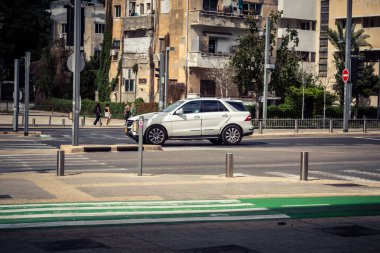 Tel Aviv, İsrail, 7 Mart 2026 Tel Aviv 'de arabalar, otobüsler ve ulaşım altyapısı içeren yoğun şehir trafiği.