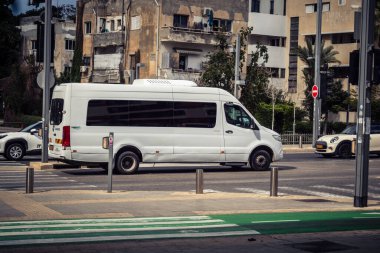 Tel Aviv, İsrail, 7 Mart 2026 Tel Aviv 'de arabalar, otobüsler ve ulaşım altyapısı içeren yoğun şehir trafiği.