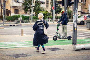 Tel Aviv, İsrail, 7 Mart 2026 Tel Aviv 'in işlek kentsel sokaklarında yürüyen insanlar, şehir hayatının özünü yakalıyorlar..
