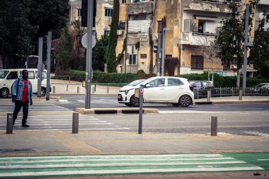 Tel Aviv, İsrail, 7 Mart 2026 Tel Aviv 'de arabalar, otobüsler ve ulaşım altyapısı içeren yoğun şehir trafiği.