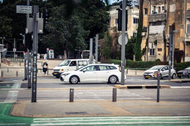 Tel Aviv, İsrail, 7 Mart 2026 Tel Aviv 'de arabalar, otobüsler ve ulaşım altyapısı içeren yoğun şehir trafiği.