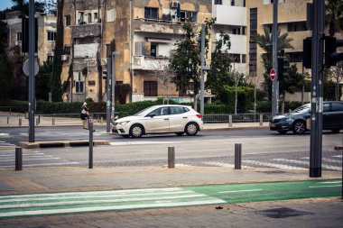 Tel Aviv, İsrail, 7 Mart 2026 Tel Aviv 'de arabalar, otobüsler ve ulaşım altyapısı içeren yoğun şehir trafiği.