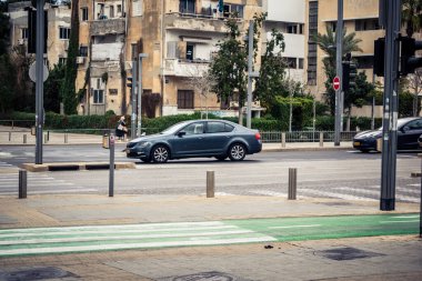 Tel Aviv, İsrail, 7 Mart 2026 Tel Aviv 'de arabalar, otobüsler ve ulaşım altyapısı içeren yoğun şehir trafiği.