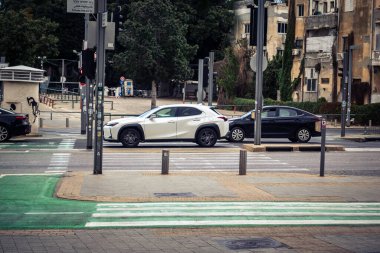 Tel Aviv, İsrail, 7 Mart 2026 Tel Aviv 'de arabalar, otobüsler ve ulaşım altyapısı içeren yoğun şehir trafiği.