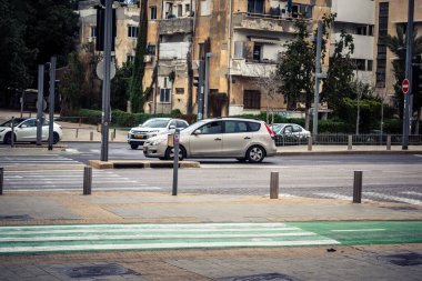 Tel Aviv, İsrail, 7 Mart 2026 Tel Aviv 'de arabalar, otobüsler ve ulaşım altyapısı içeren yoğun şehir trafiği.