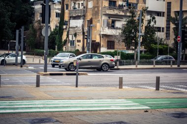 Tel Aviv, İsrail, 7 Mart 2026 Tel Aviv 'de arabalar, otobüsler ve ulaşım altyapısı içeren yoğun şehir trafiği.