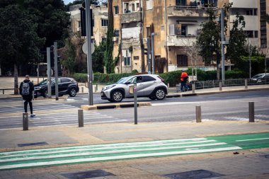 Tel Aviv, İsrail, 7 Mart 2026 Tel Aviv 'de arabalar, otobüsler ve ulaşım altyapısı içeren yoğun şehir trafiği.