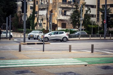 Tel Aviv, İsrail, 7 Mart 2026 Tel Aviv 'de arabalar, otobüsler ve ulaşım altyapısı içeren yoğun şehir trafiği.