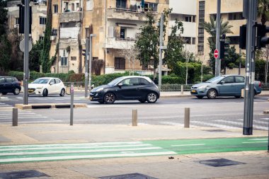 Tel Aviv, İsrail, 7 Mart 2026 Tel Aviv 'de arabalar, otobüsler ve ulaşım altyapısı içeren yoğun şehir trafiği.
